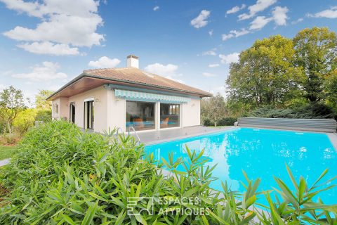 Maison avec jardin piscine et dépendances