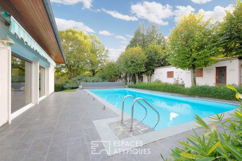 Maison avec jardin piscine et dépendances