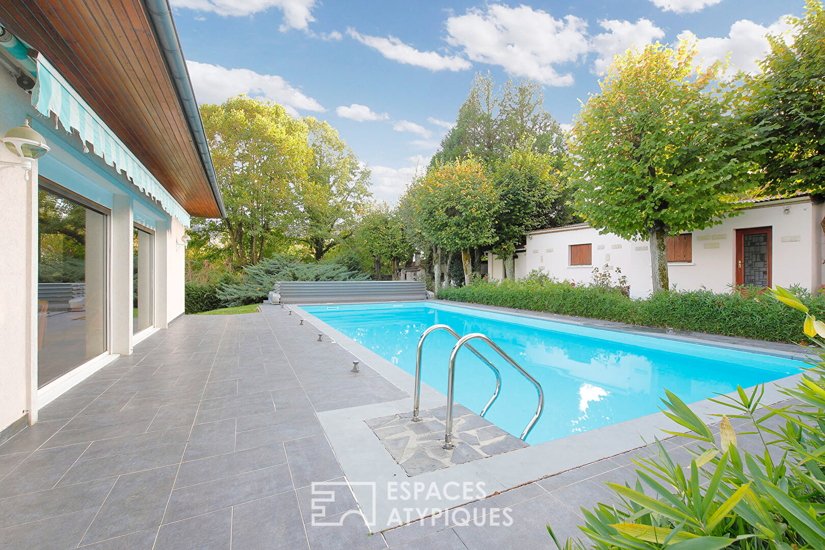 Maison avec jardin piscine et dépendances