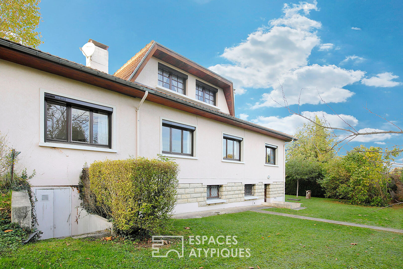 Maison avec jardin piscine et dépendances