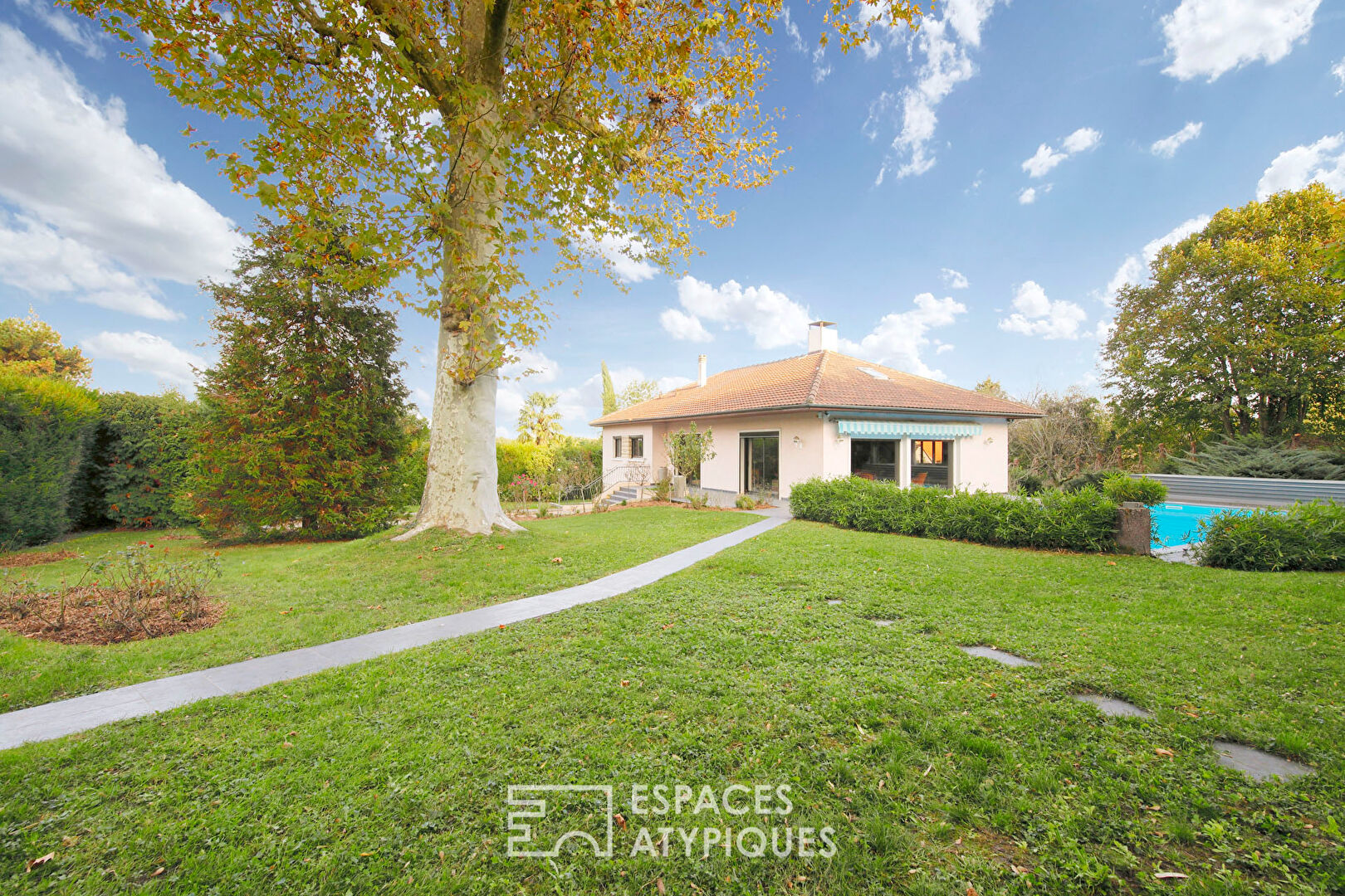 Maison avec jardin piscine et dépendances