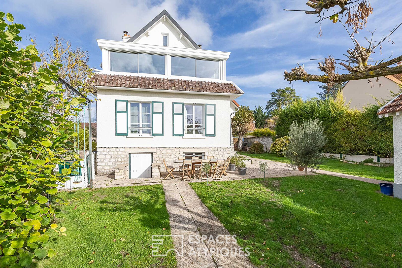 Maison familiale avec jardin et piscine