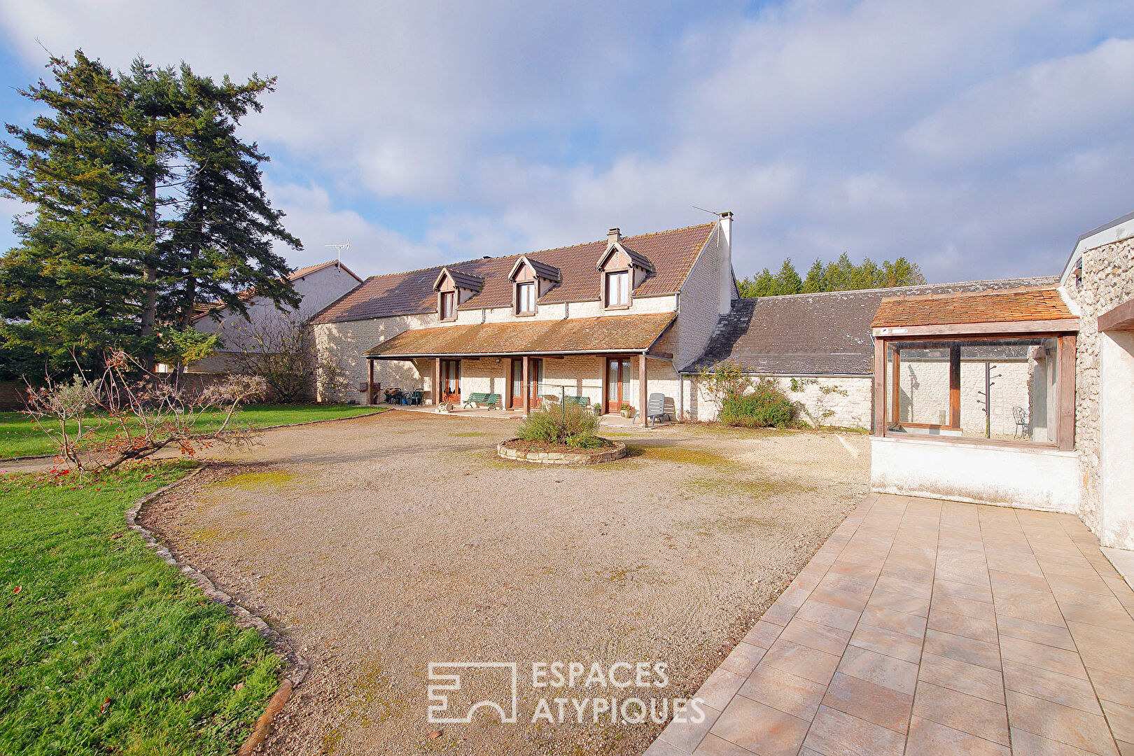 Charming property with outbuildings, park and swimming pool