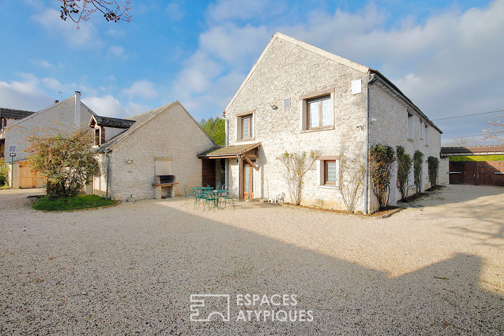 Charming property with outbuildings, park and swimming pool