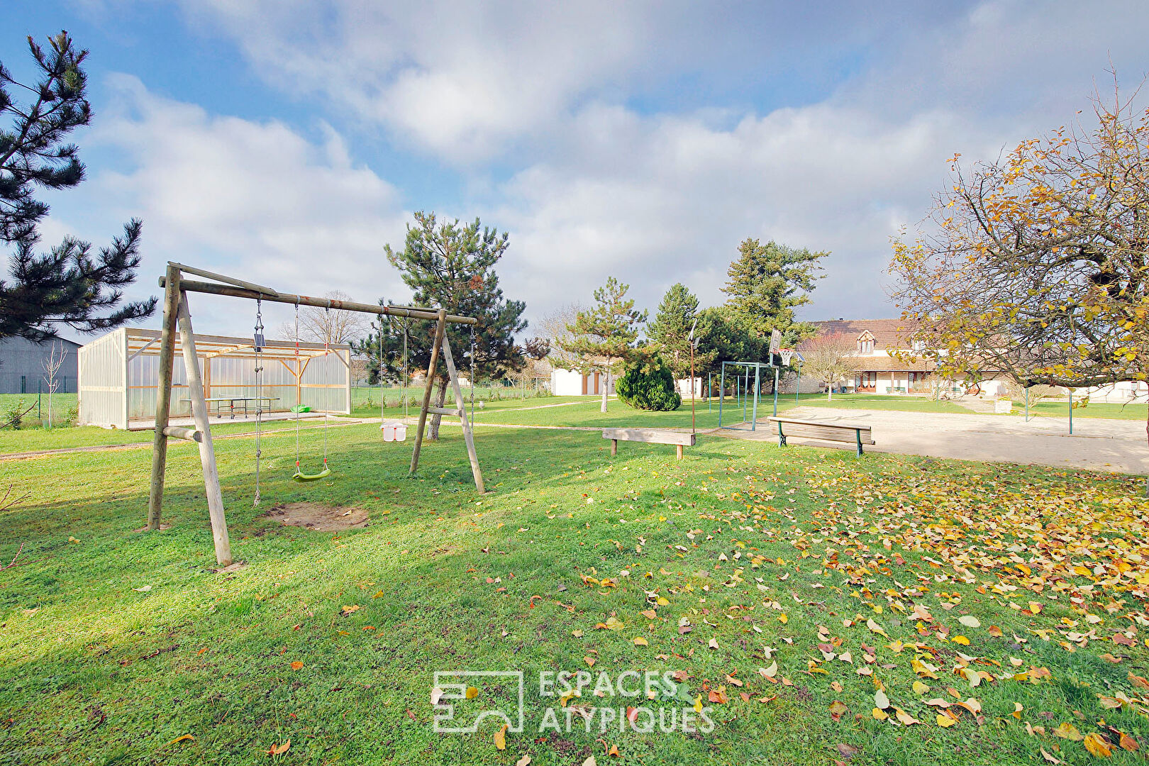 Propriété de charme avec dépendances, parc et piscine