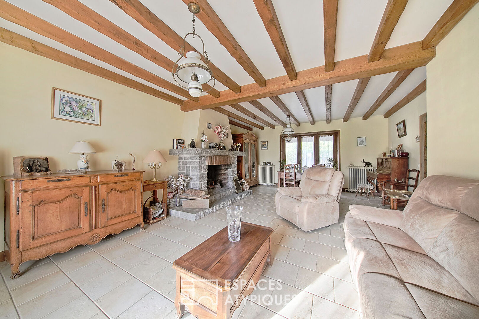 Charming property with outbuildings, park and swimming pool