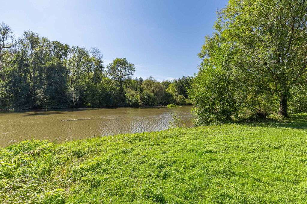 Maison aux deux tours et son parc au bord du Loing