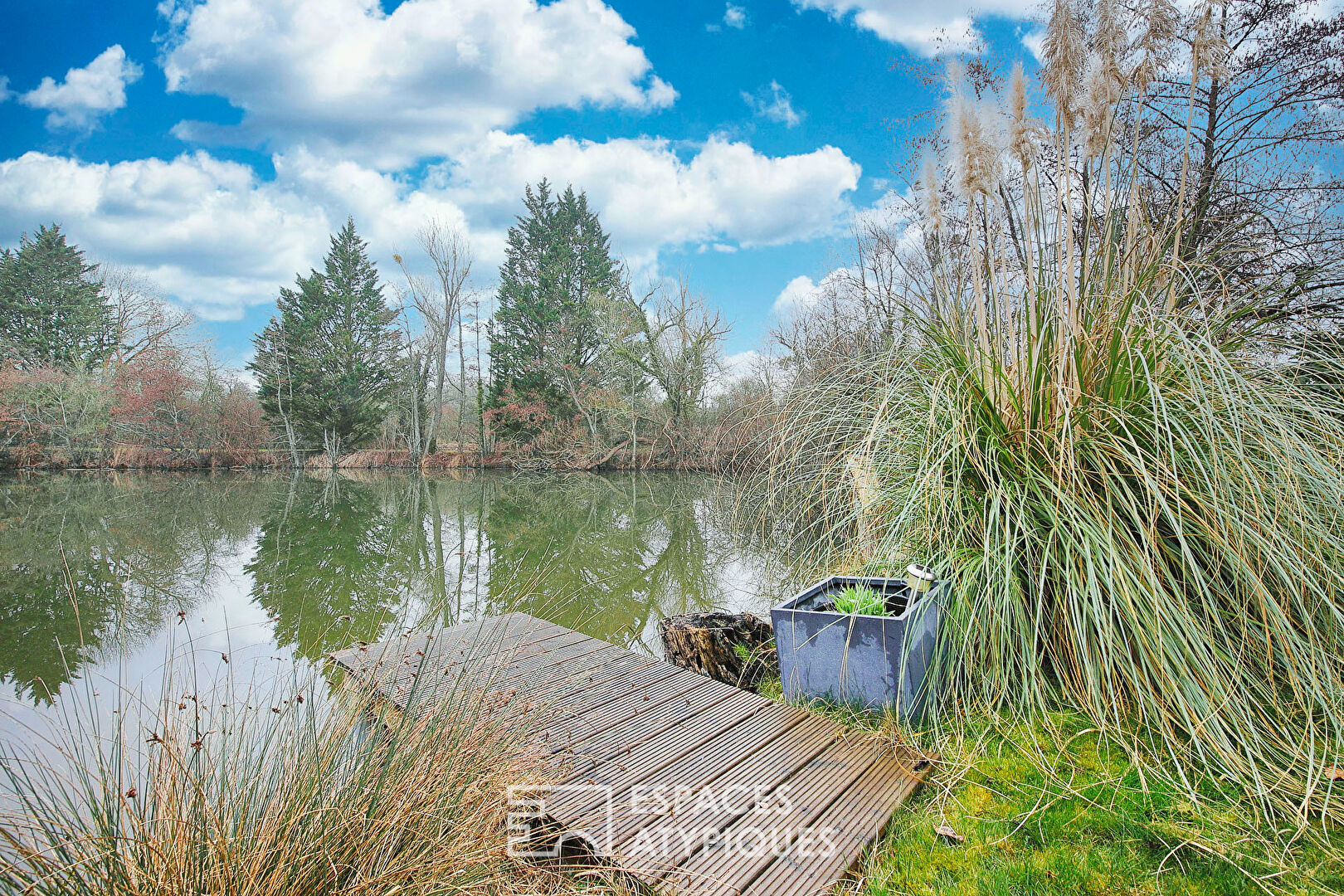 Maison en bois rénovée avec jardin et vue lac