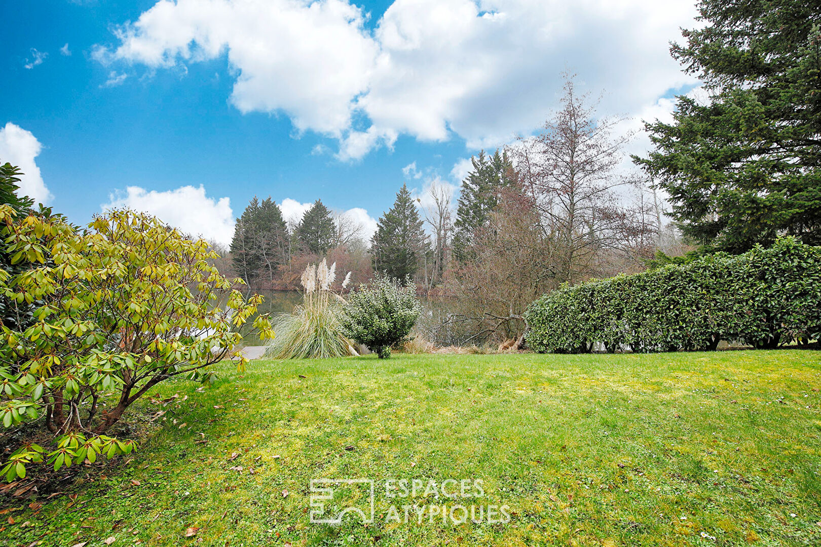 Maison en bois rénovée avec jardin et vue lac