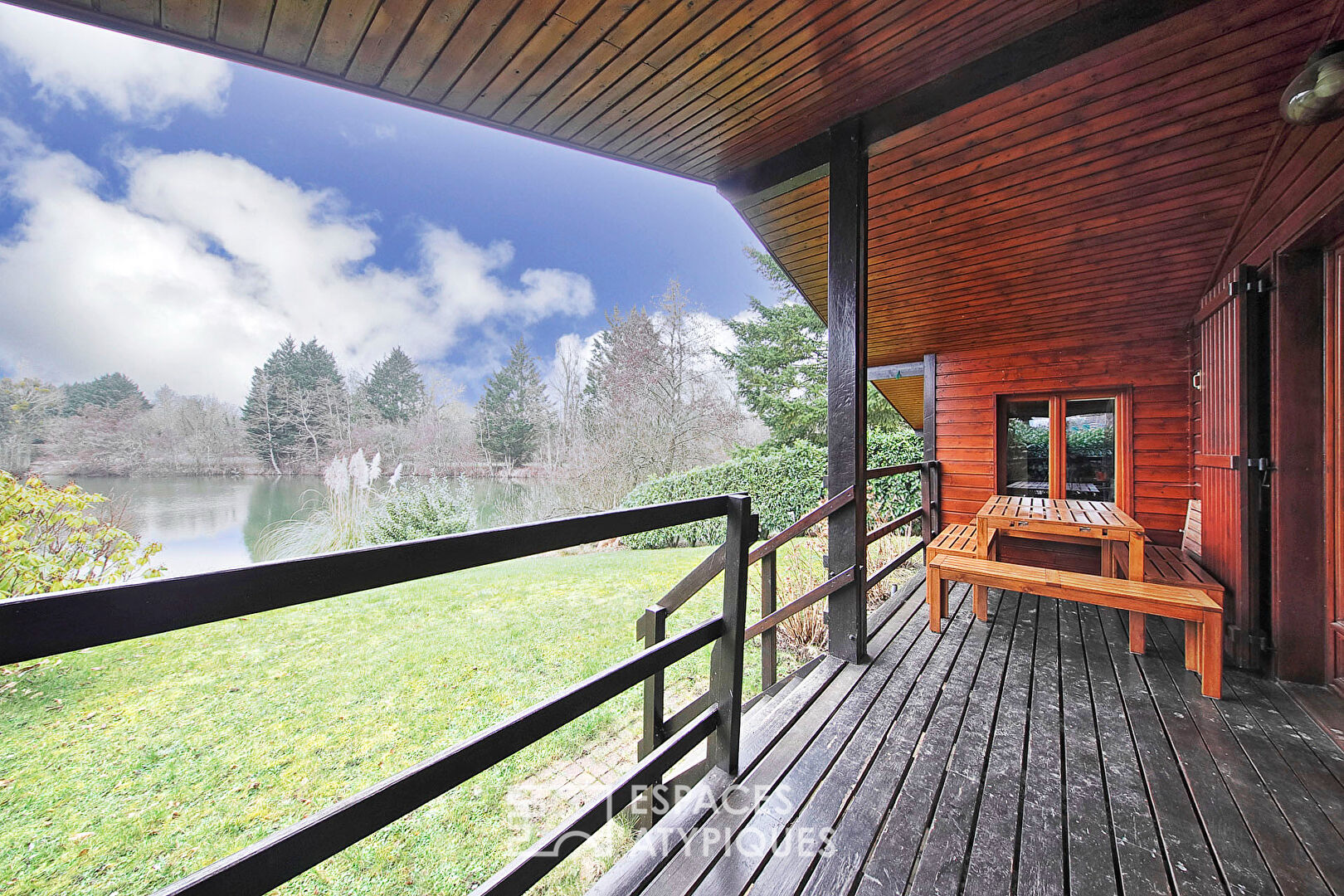 Maison en bois rénovée avec jardin et vue lac