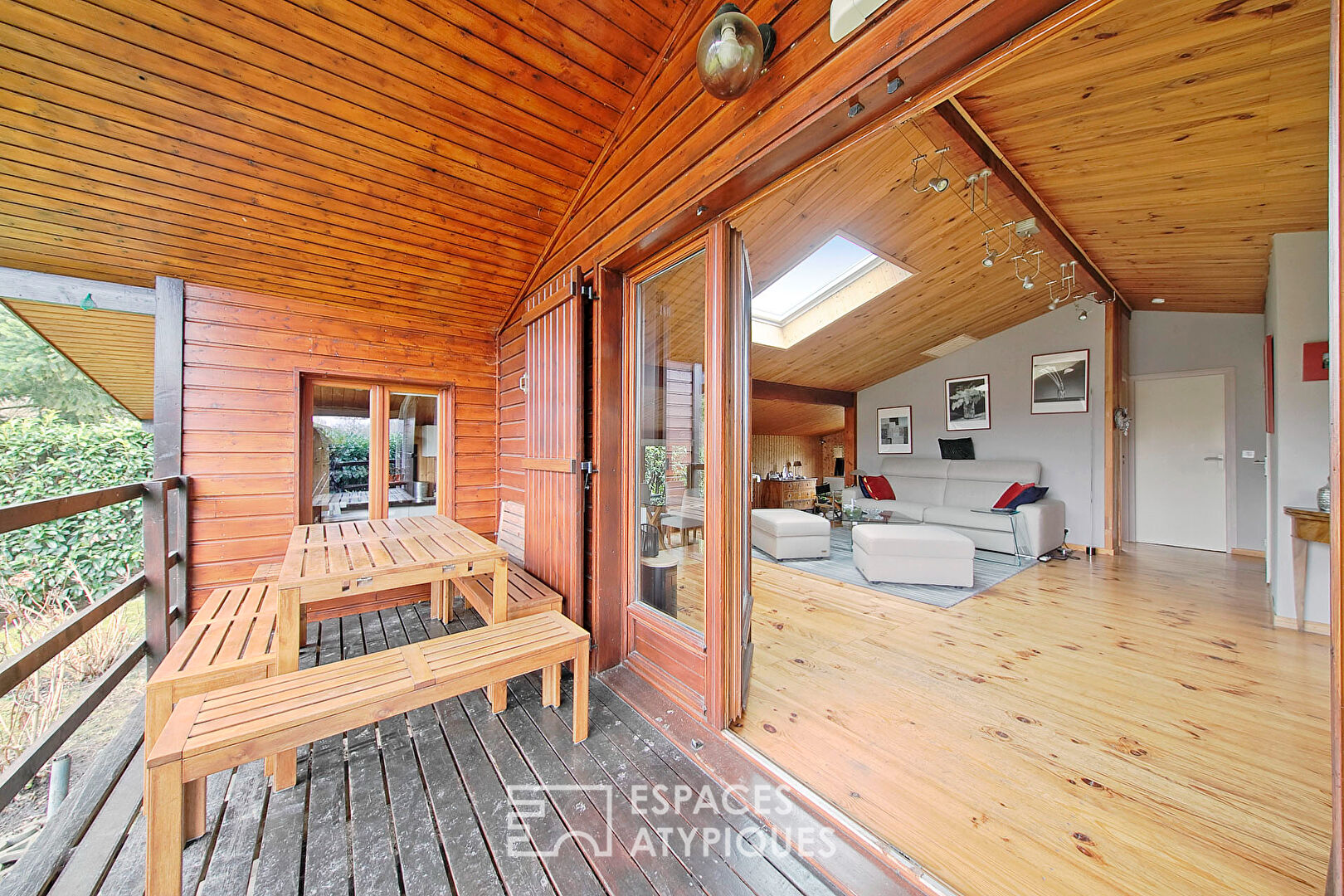 Maison en bois rénovée avec jardin et vue lac