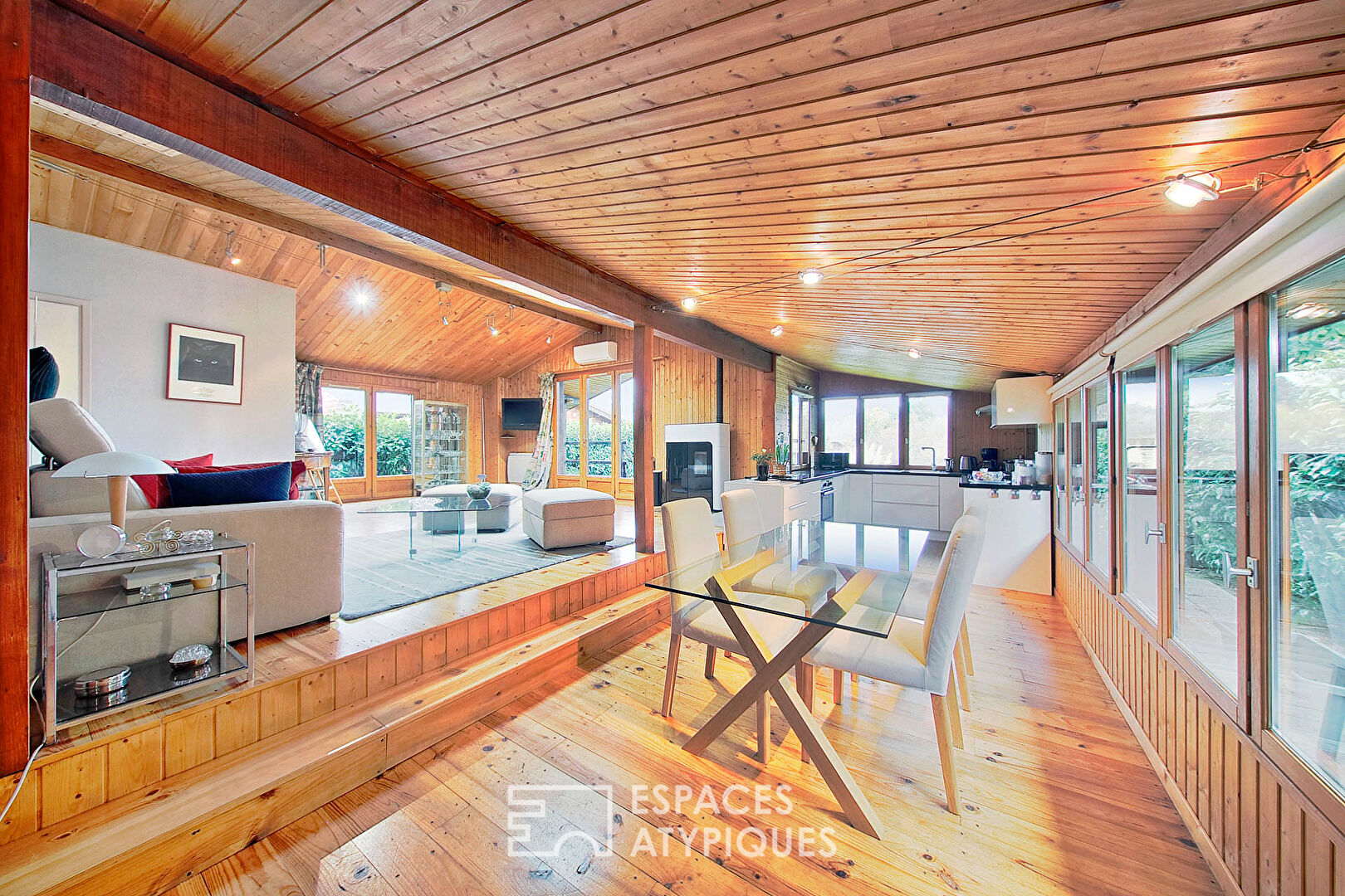 Maison en bois rénovée avec jardin et vue lac