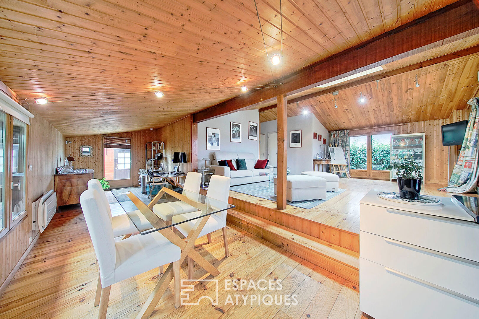 Maison en bois rénovée avec jardin et vue lac