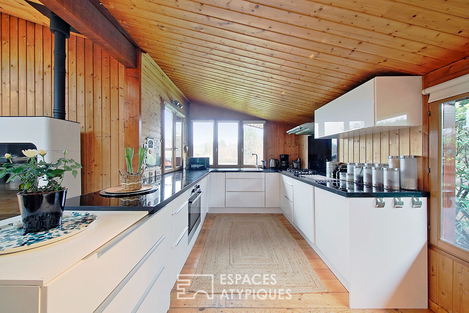 Maison en bois rénovée avec jardin et vue lac