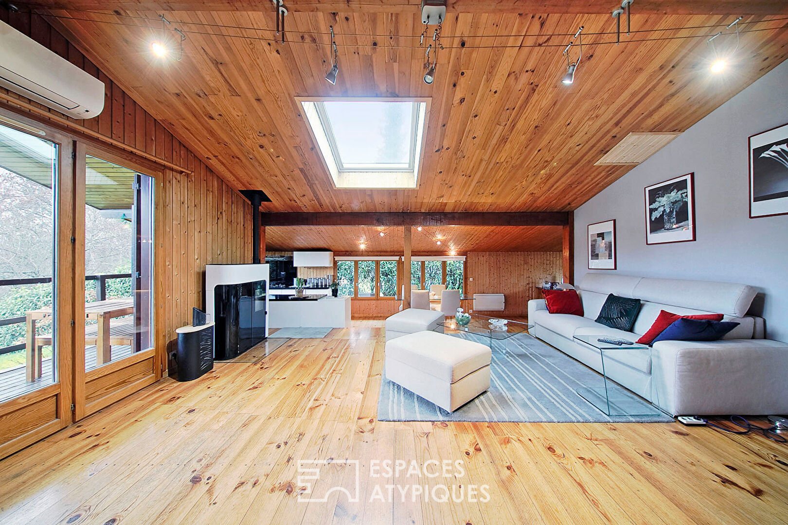 Maison en bois rénovée avec jardin et vue lac