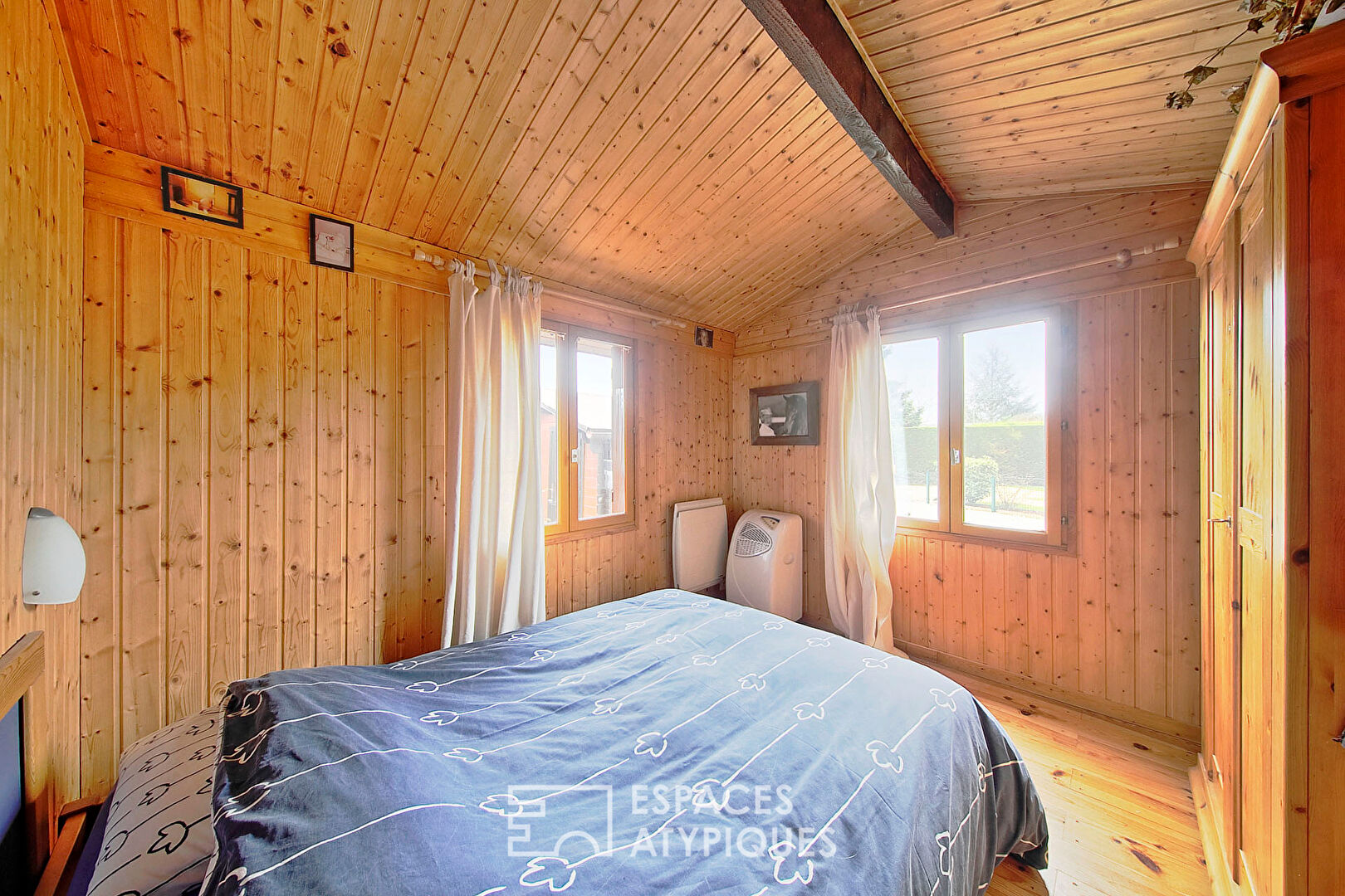 Maison en bois rénovée avec jardin et vue lac