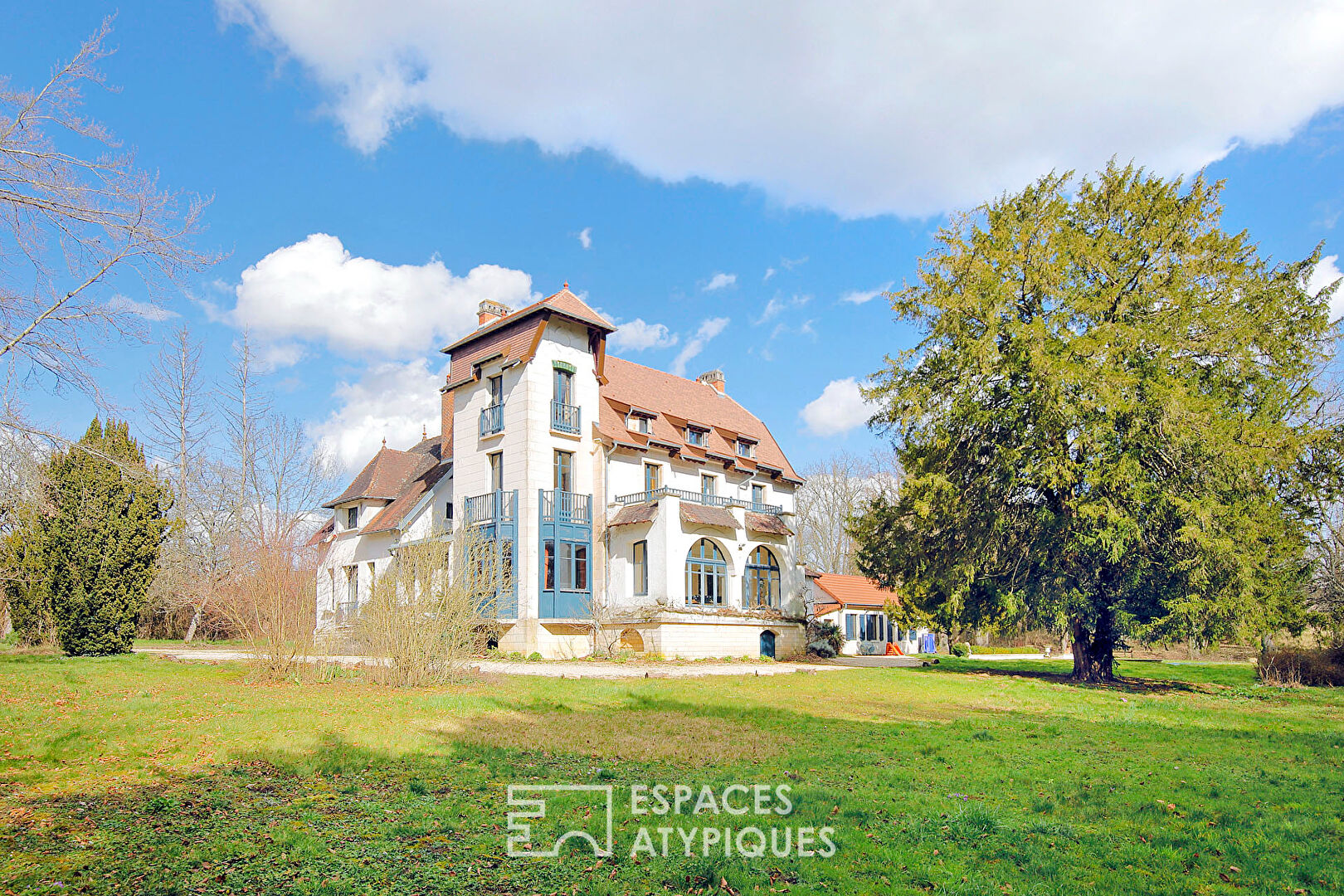 Grande maison de charme avec dépendance, piscine et grand parc arboré