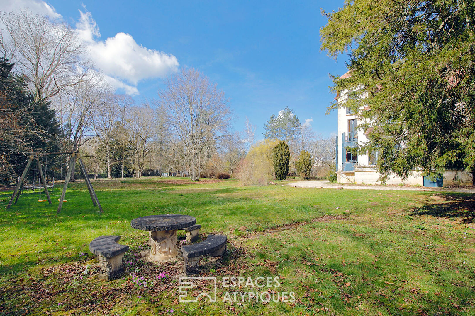 Grande maison de charme avec dépendance, piscine et grand parc arboré