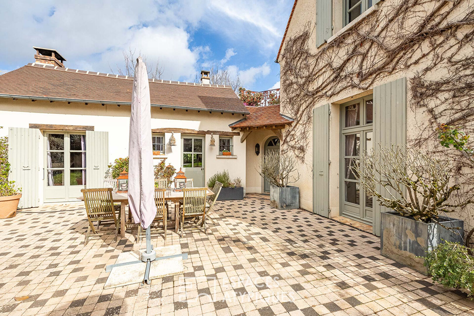 Charming house with outbuildings and swimming pool in the heart of town