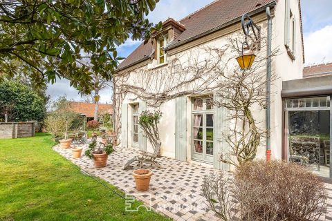 Charming house with outbuildings and swimming pool in the heart of town