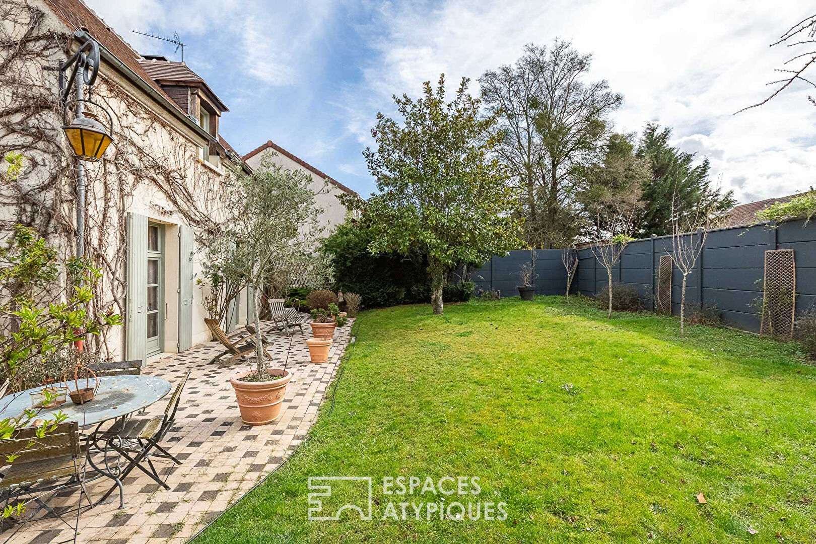 Charming house with outbuildings and swimming pool in the heart of town