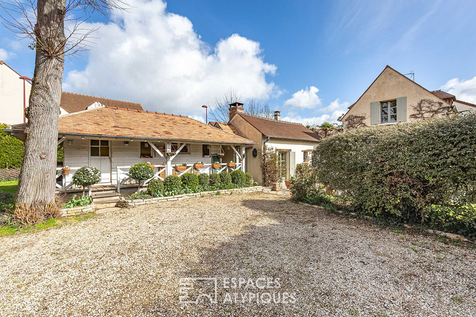 Charming house with outbuildings and swimming pool in the heart of town