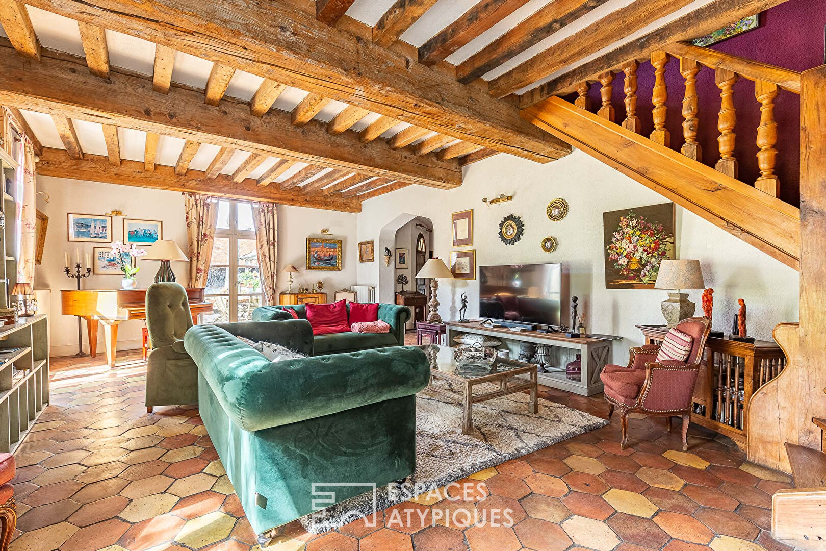 Charming house with outbuildings and swimming pool in the heart of town