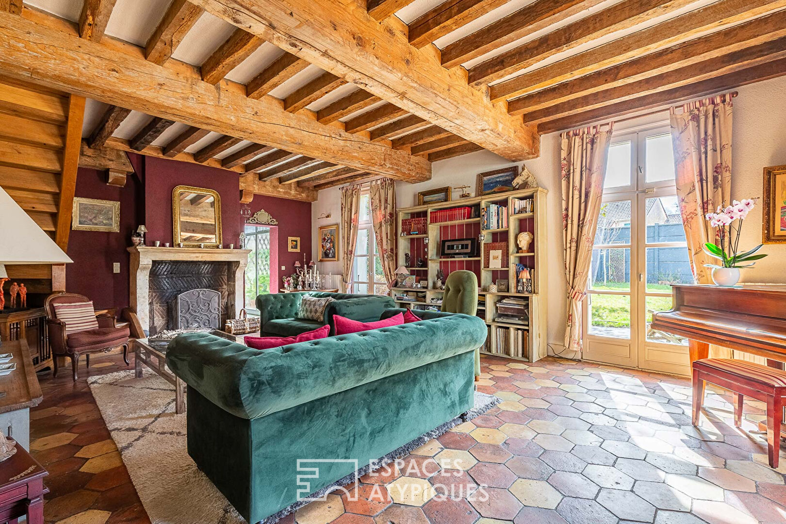 Charming house with outbuildings and swimming pool in the heart of town