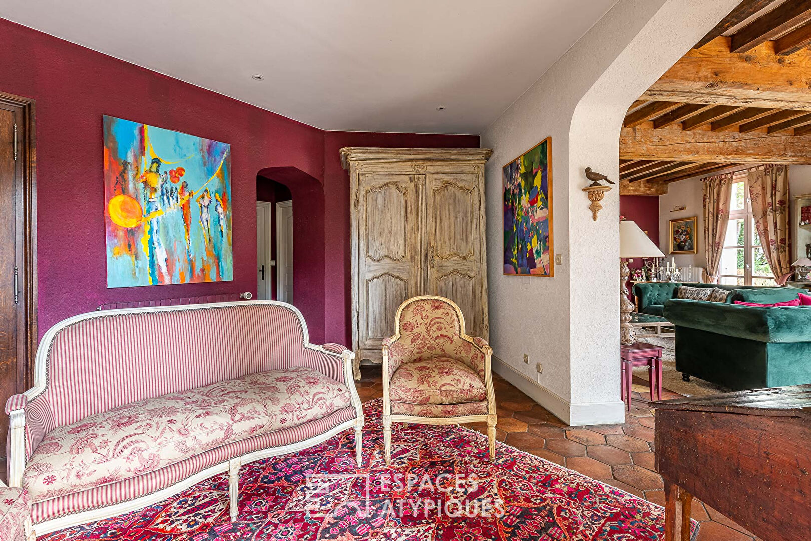 Charming house with outbuildings and swimming pool in the heart of town