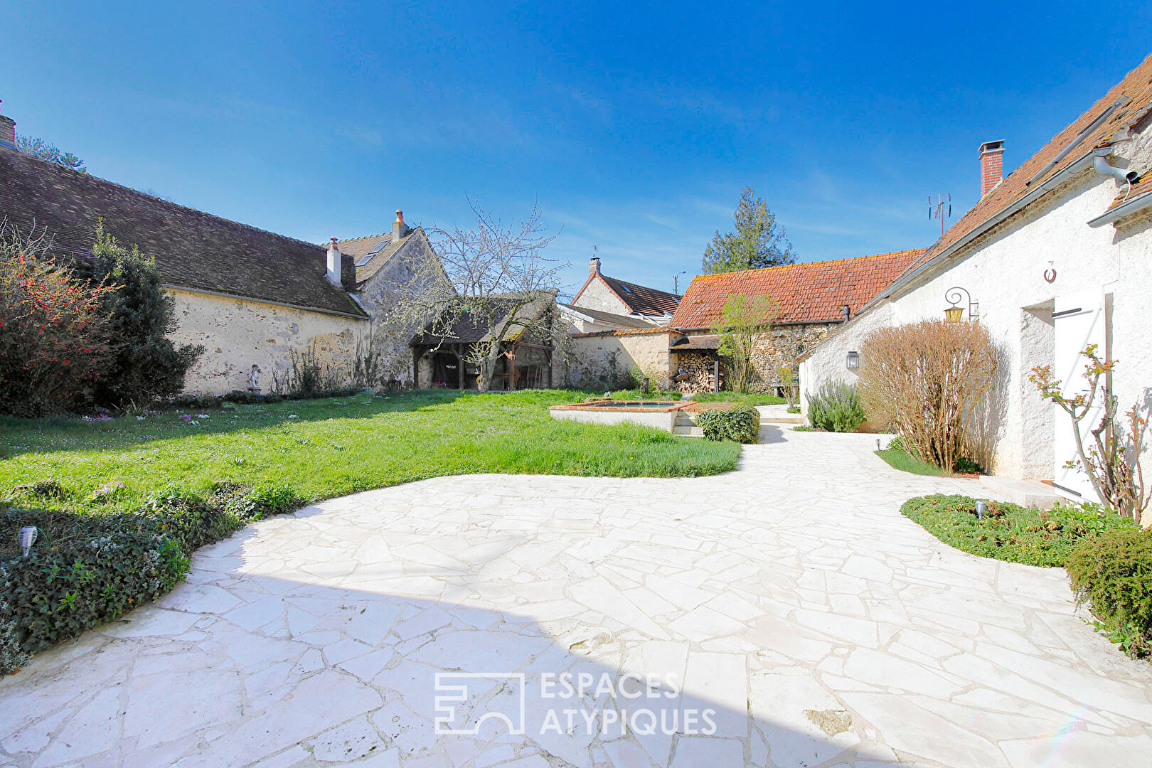 Charming farmhouse with outbuilding and swimming pool