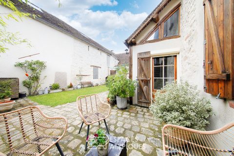 Maison de charme avec jardinet et dépendance