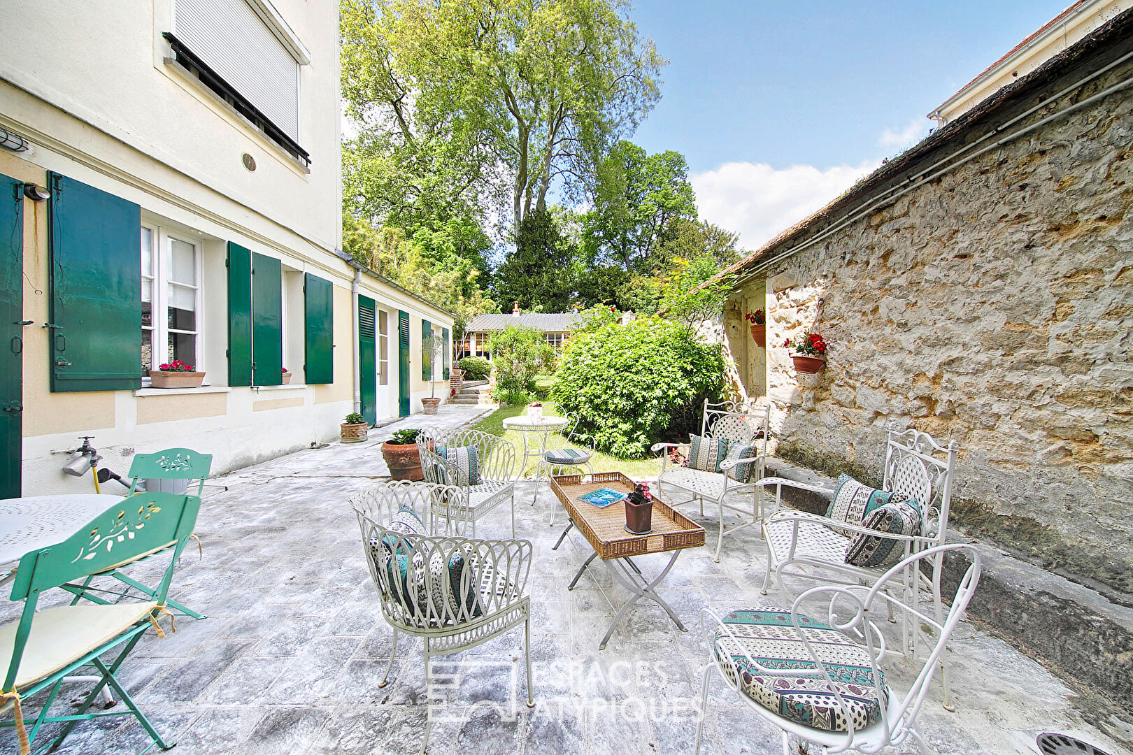 Appartement en coeur de ville avec  dépendance et jardin