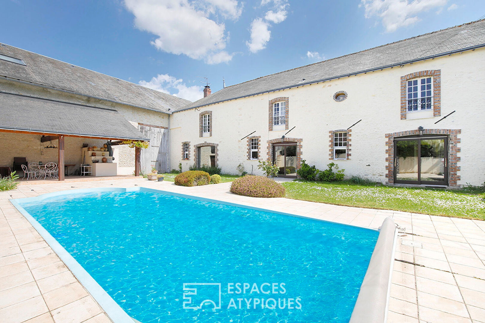 Former farmhouse rehabilitated with swimming pool and garden