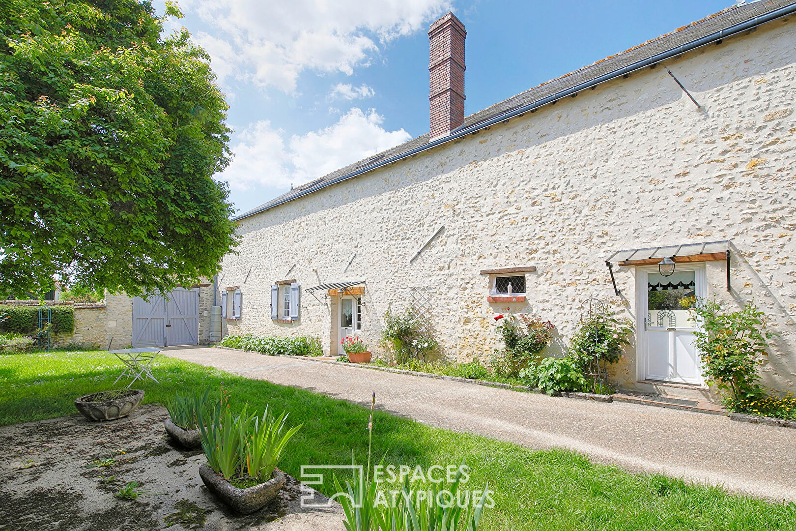 Former farmhouse rehabilitated with swimming pool and garden