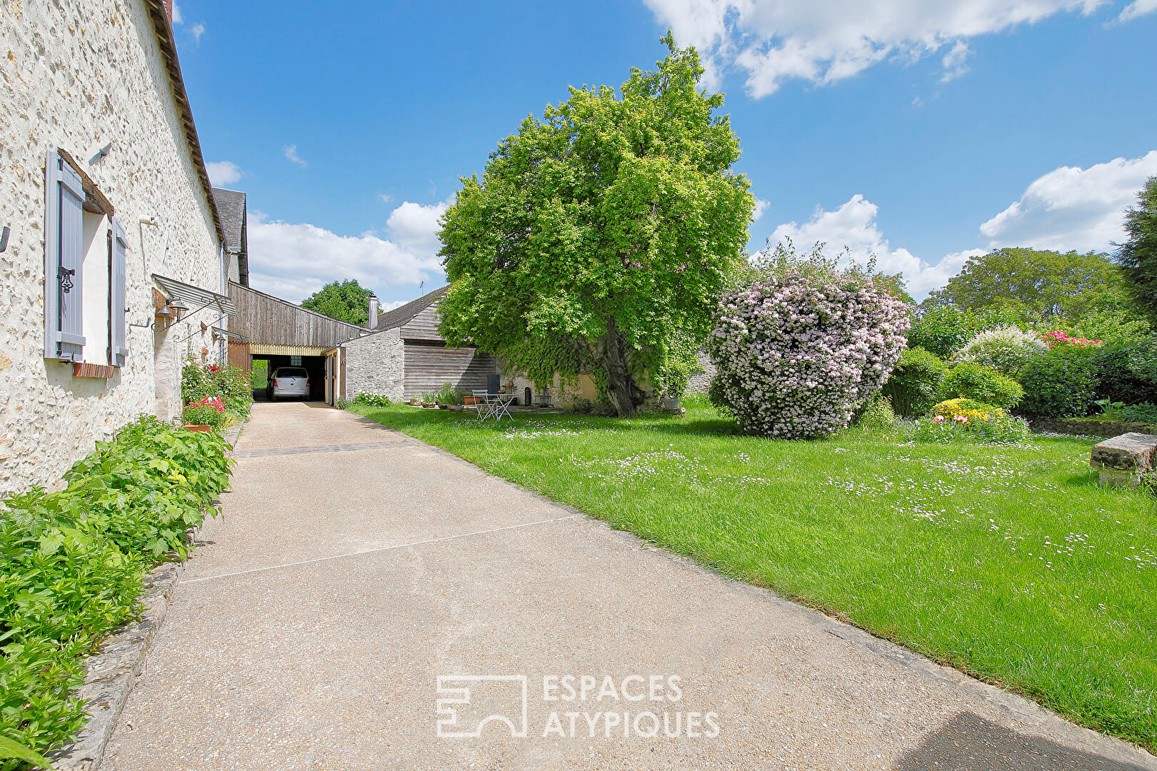 Former farmhouse rehabilitated with swimming pool and garden