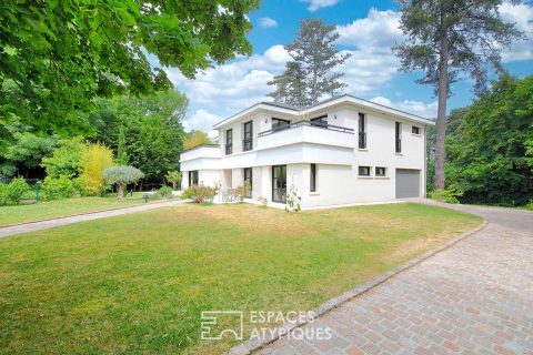 Villa contemporaine avec piscine et jardin