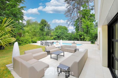 Villa contemporaine avec piscine et jardin