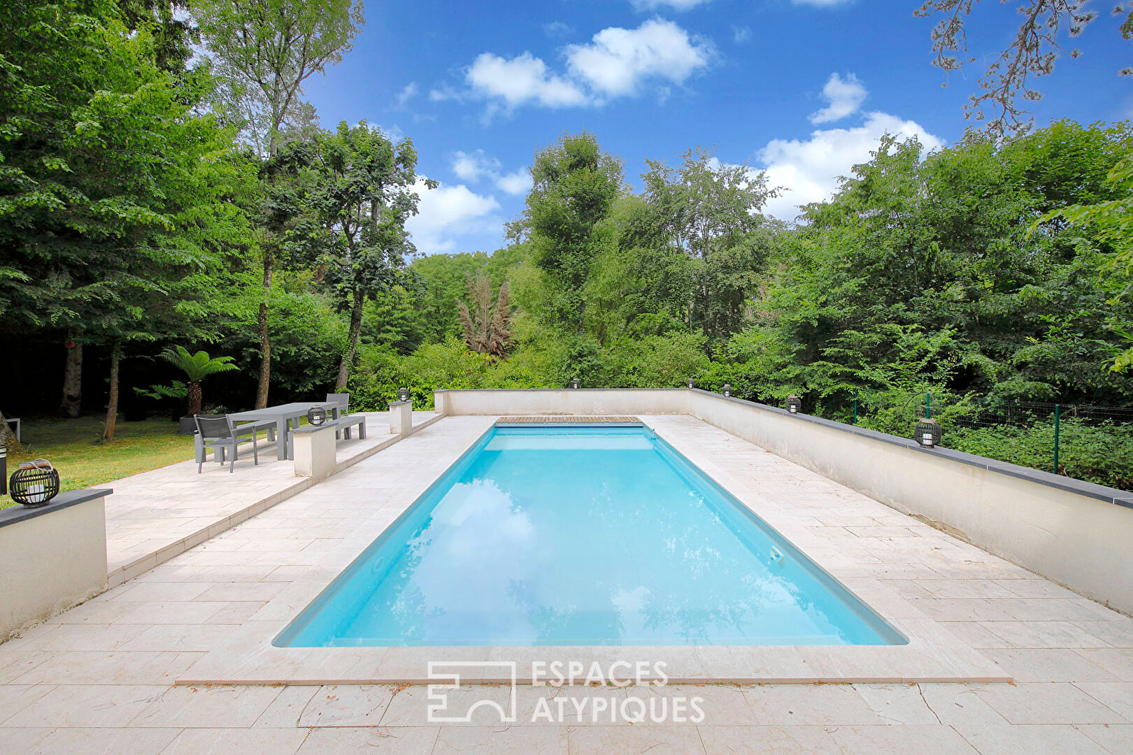 Villa contemporaine avec piscine et jardin