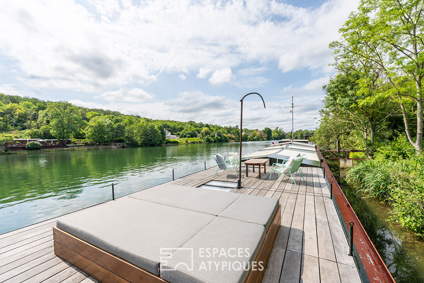 Grande et lumineuse péniche en bord de Seine avec terrasse