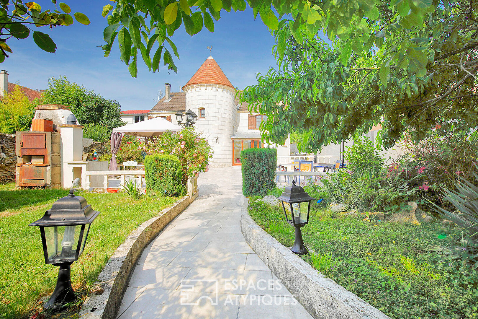 Maison atypique et son jardin clos de murs