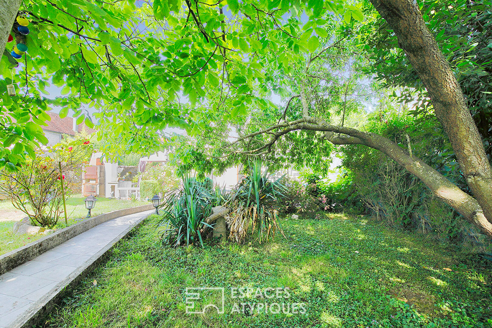 Maison atypique et son jardin clos de murs