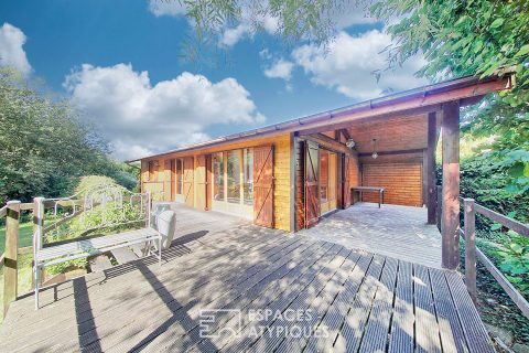 Maison en bois avec jardin et accès à un lac