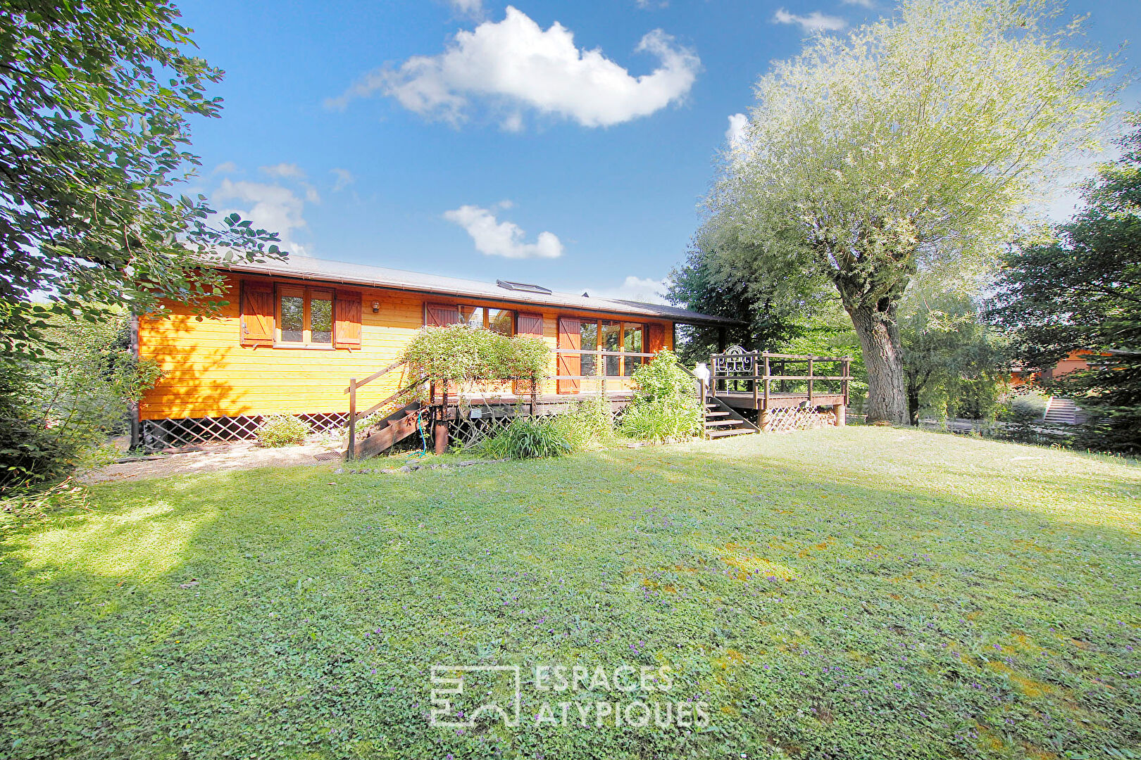 Maison en bois avec jardin et accès à un lac