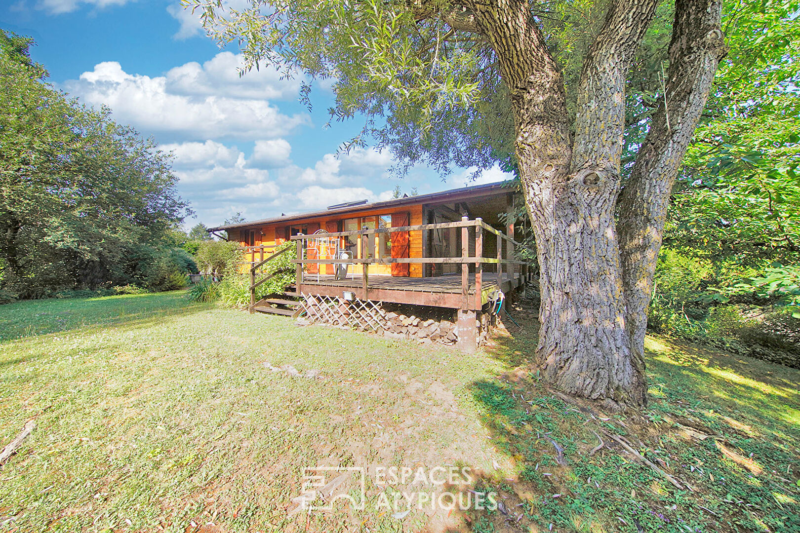 Maison en bois avec jardin et accès à un lac