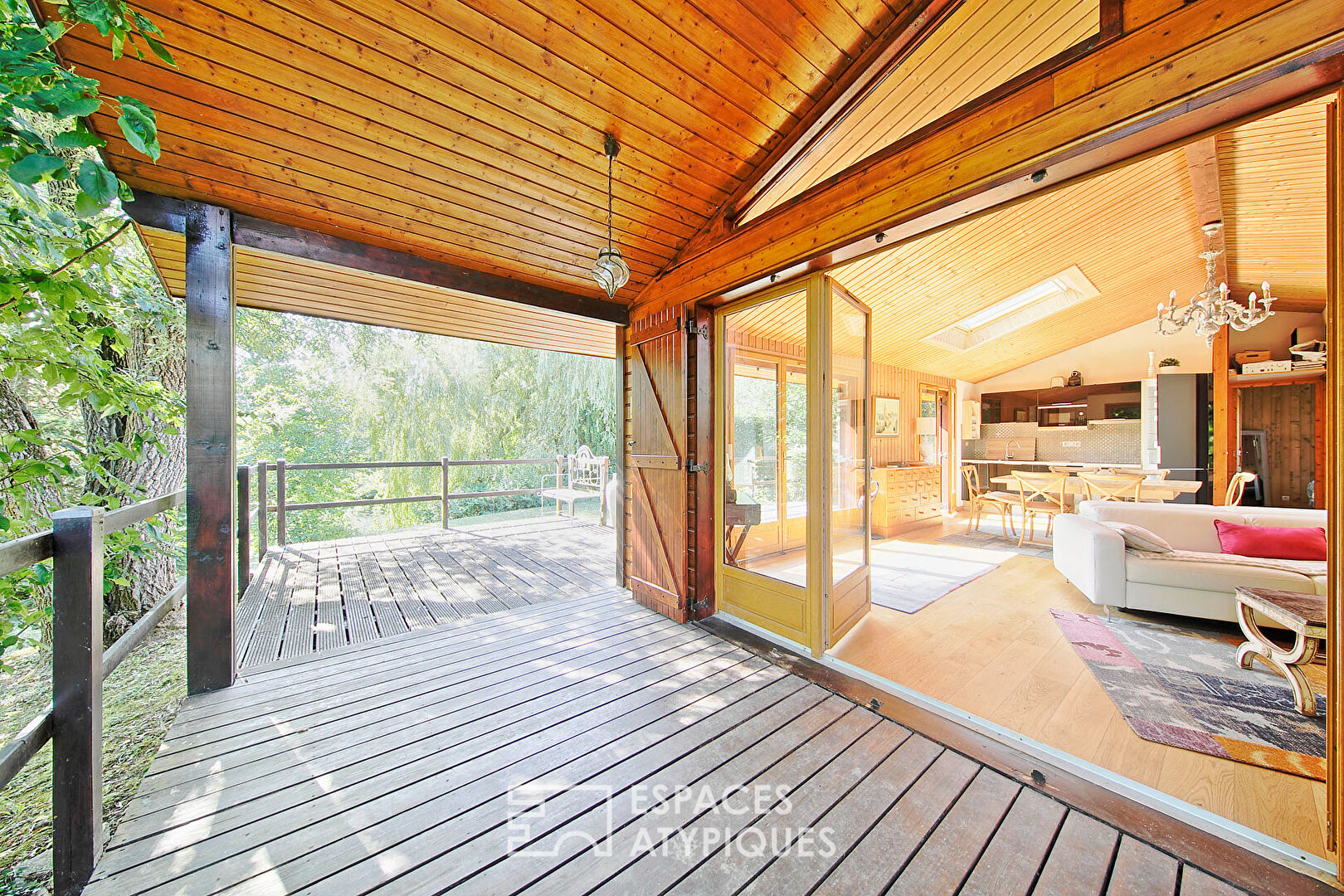 Maison en bois avec jardin et accès à un lac