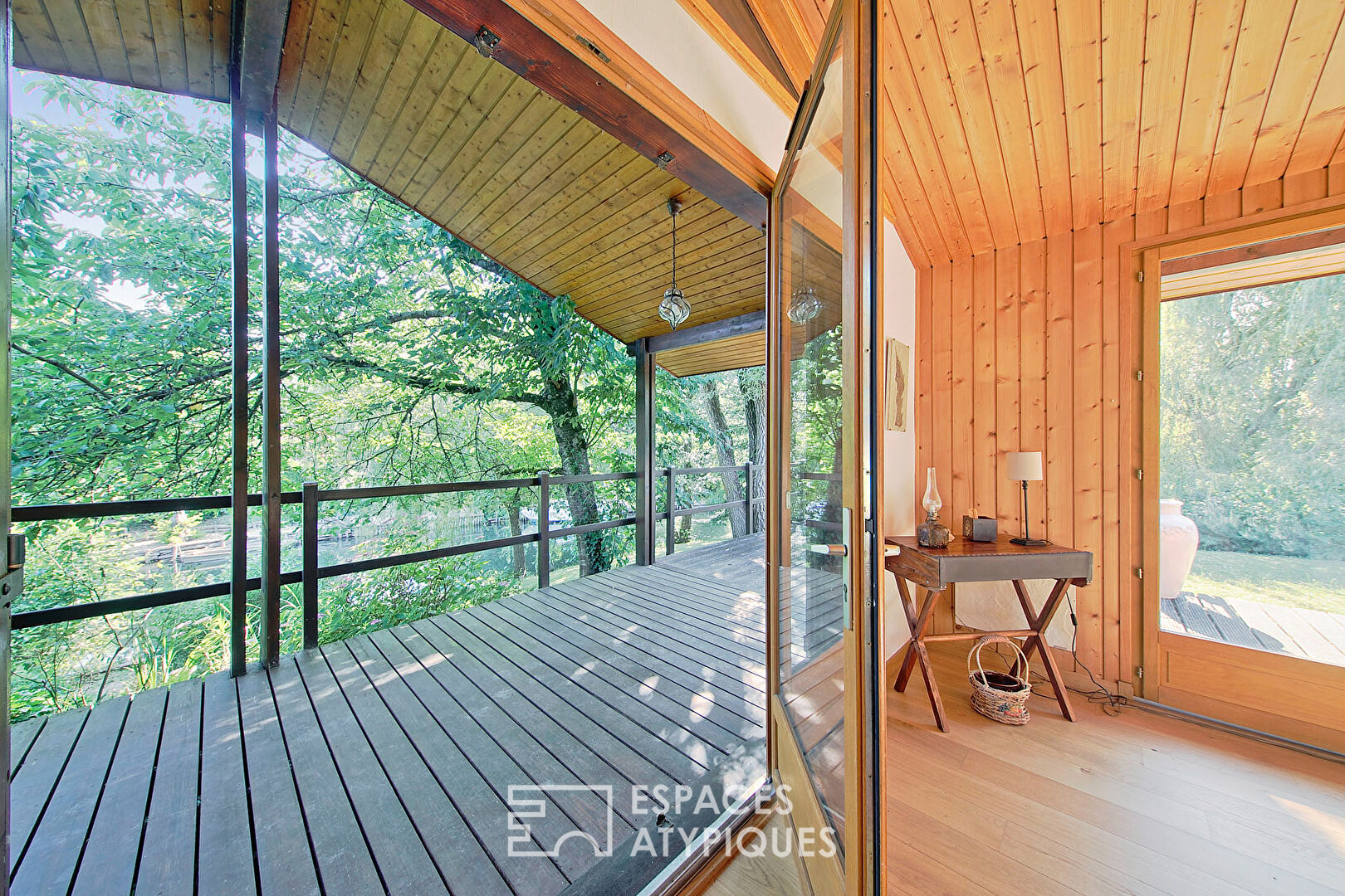 Maison en bois avec jardin et accès à un lac