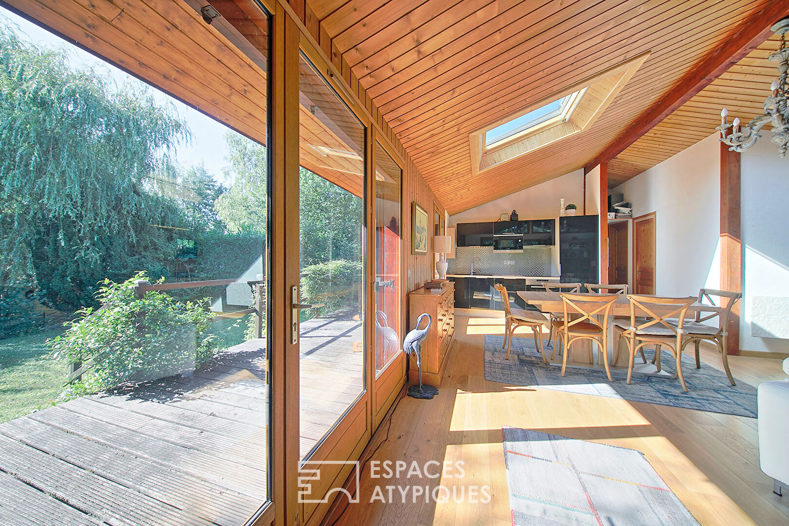 Maison en bois avec jardin et accès à un lac