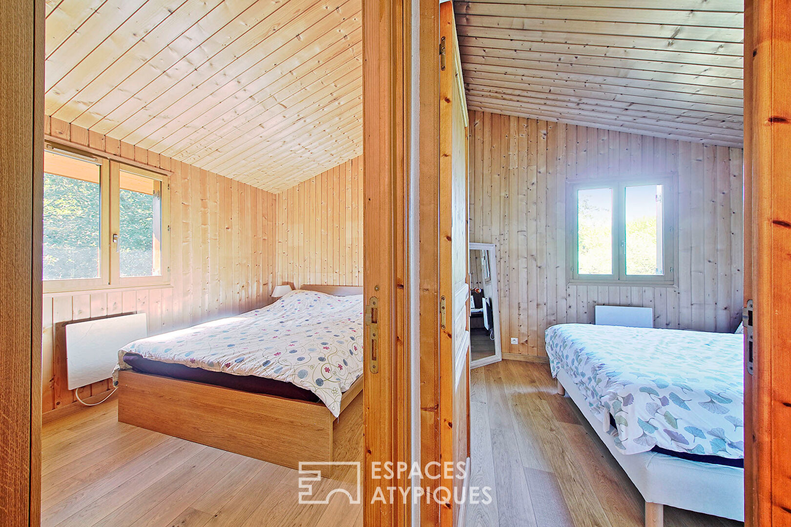 Maison en bois avec jardin et accès à un lac