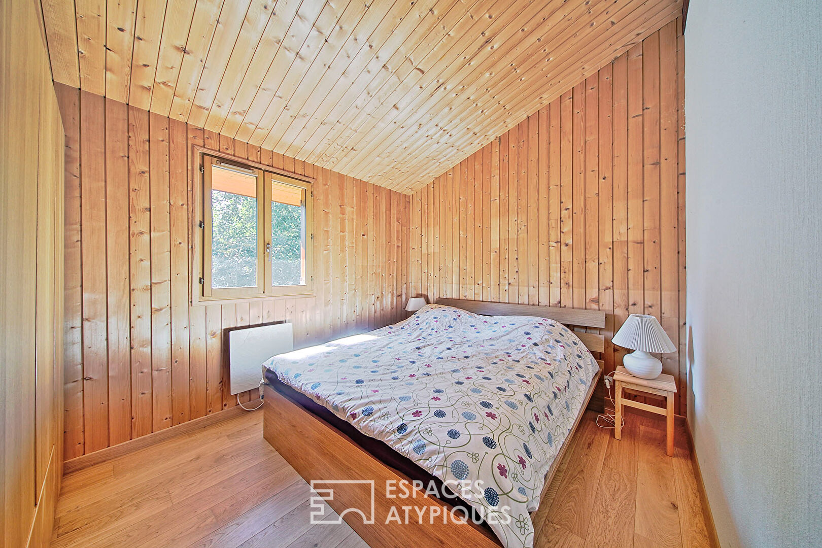 Maison en bois avec jardin et accès à un lac