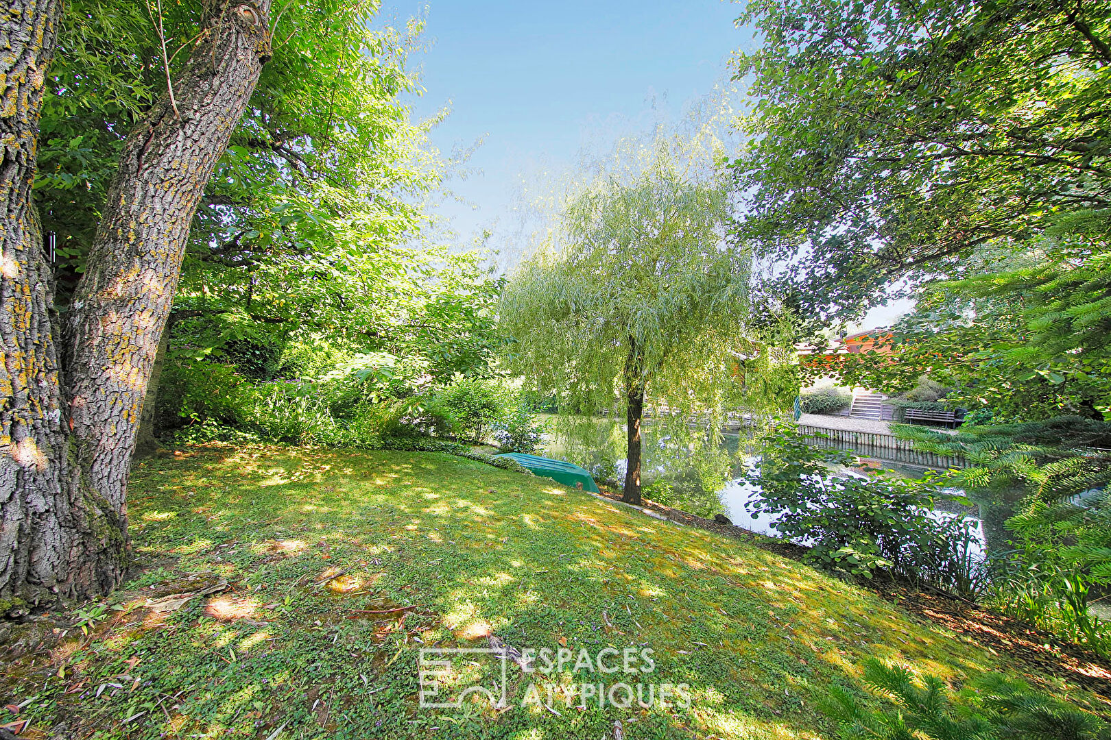 Maison en bois avec jardin et accès à un lac